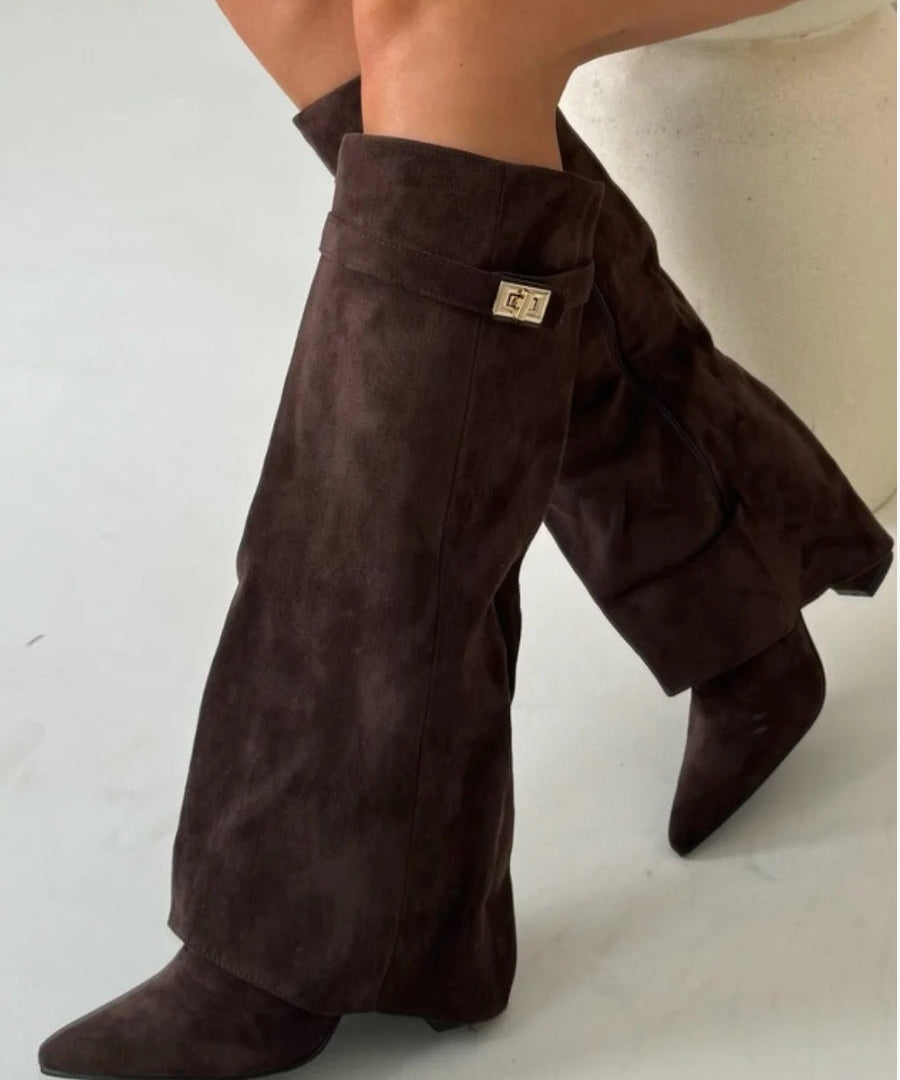 Bottes Élégantes en Suède avec Accents Dorés