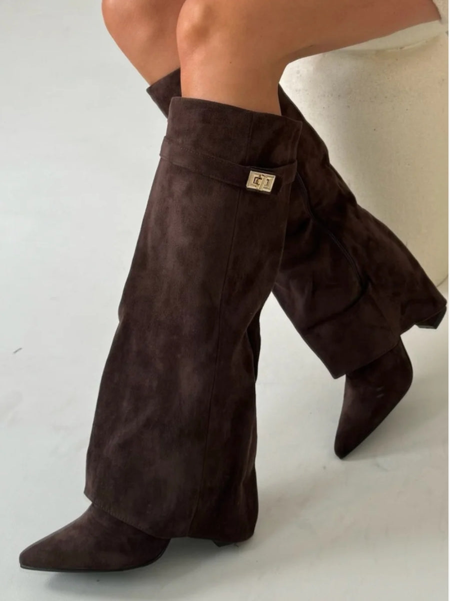 Bottes Élégantes en Suède avec Accents Dorés