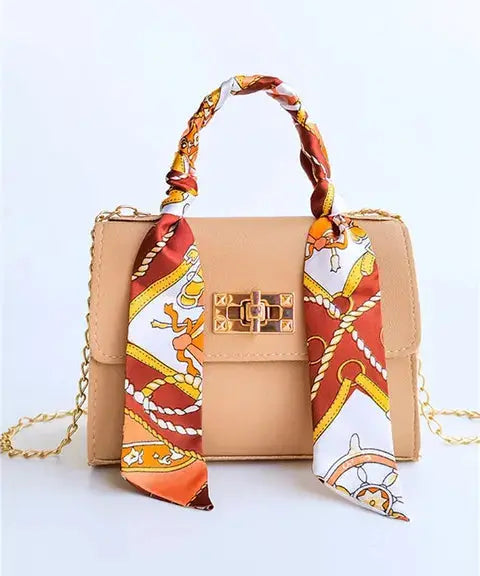 Sac à main élégant en cuir brun avec détail foulard