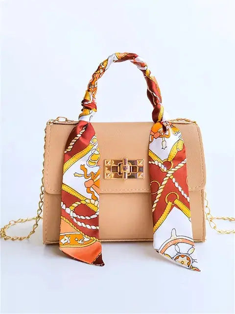 Sac à main élégant en cuir brun avec détail foulard