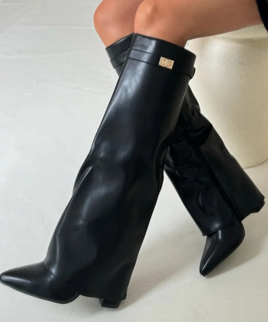 Bottes Élégantes en Suède avec Accents Dorés