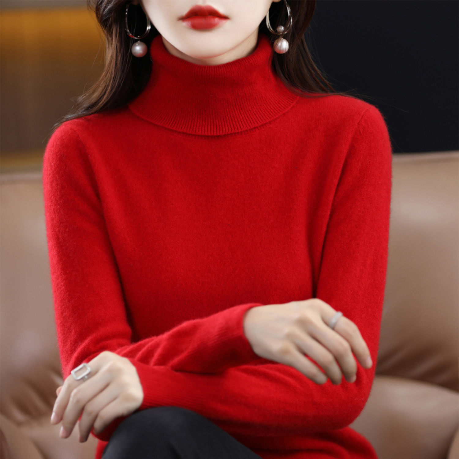 Pull Femme Noir à Col Roulé – Indispensable Minimaliste