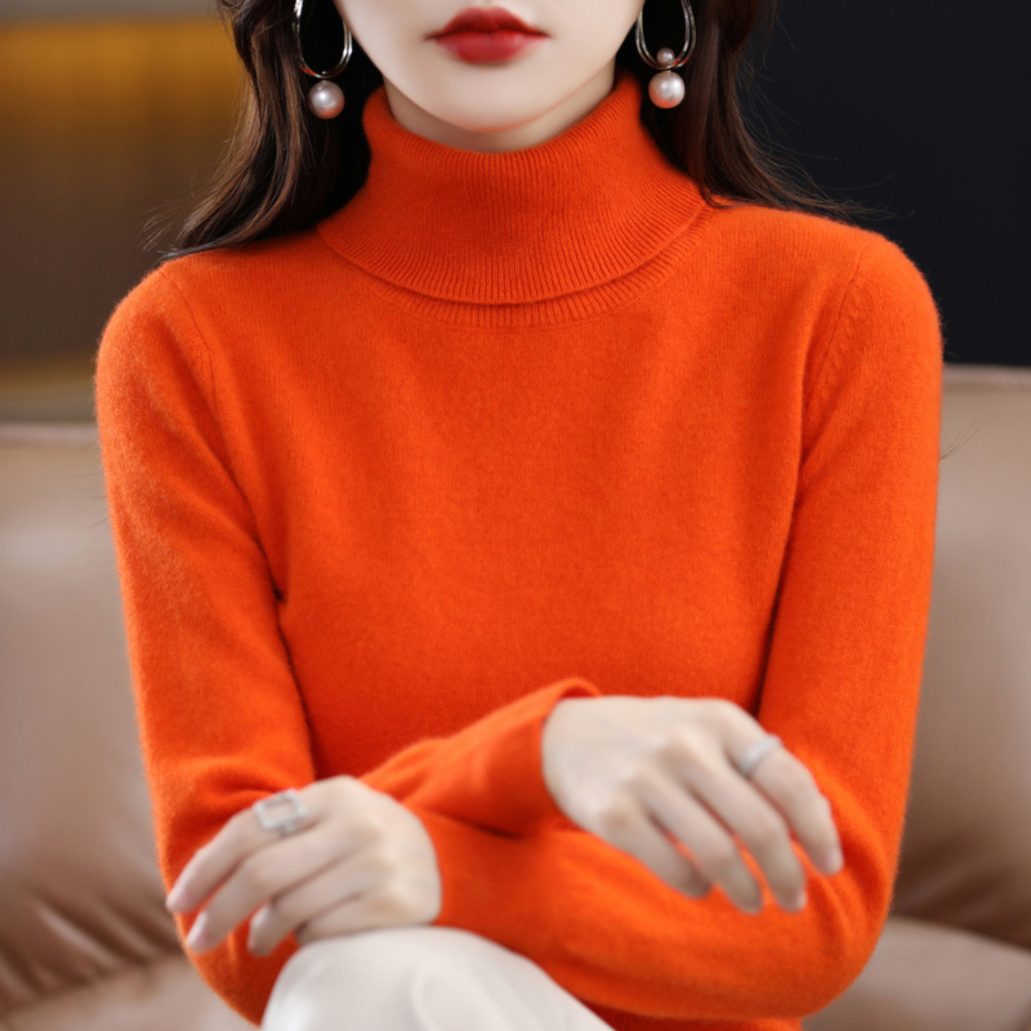 Pull Femme Noir à Col Roulé – Indispensable Minimaliste