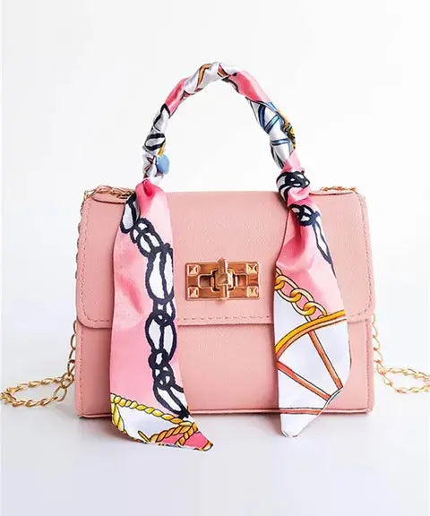 Sac à main élégant en cuir brun avec détail foulard