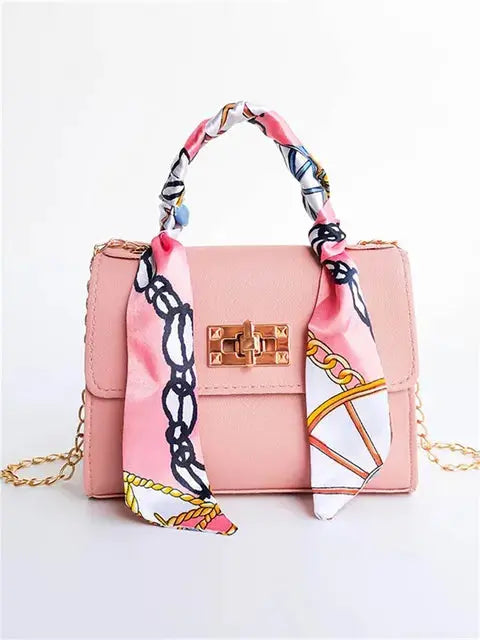 Sac à main élégant en cuir brun avec détail foulard