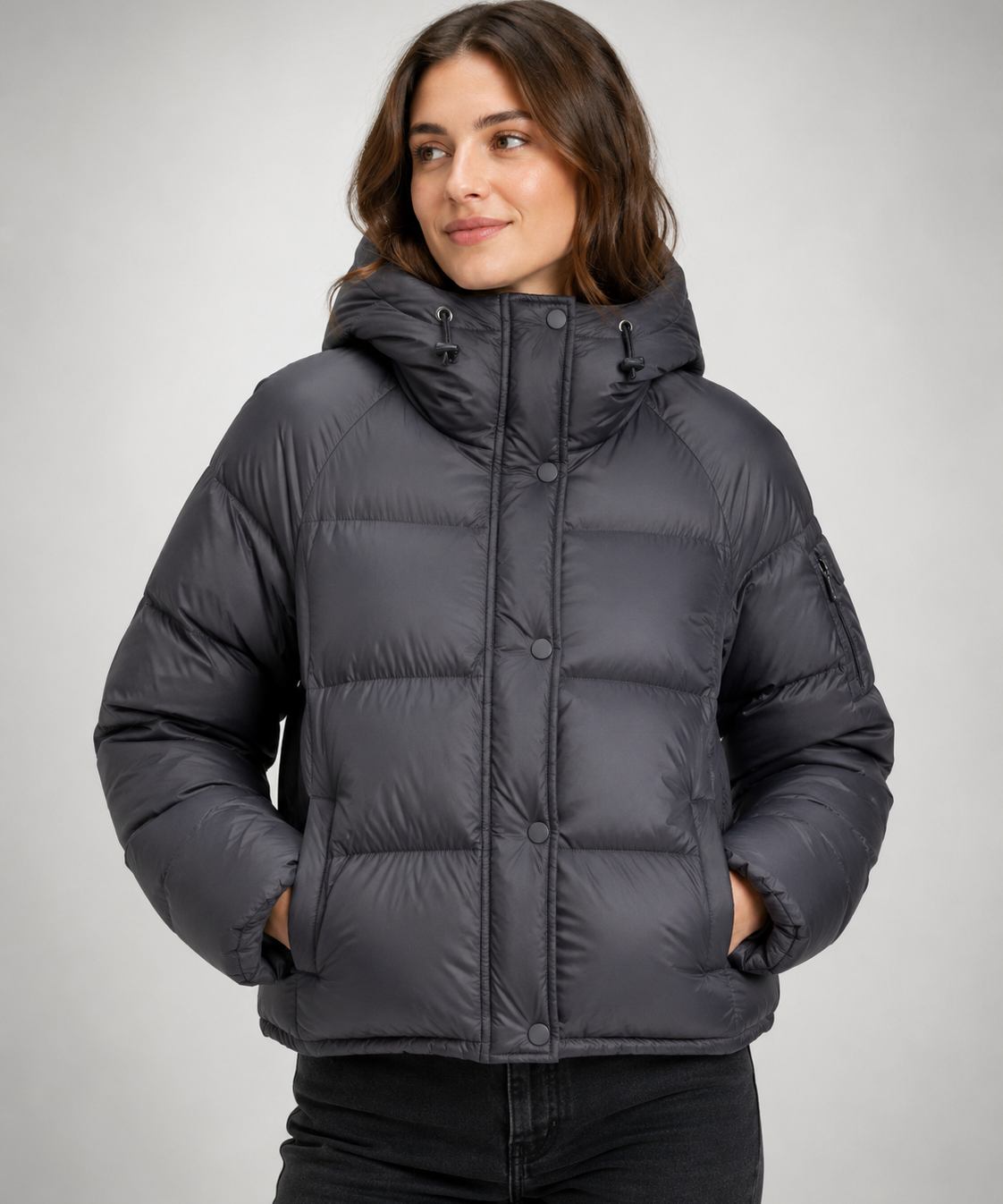 Doudoune femme en duvet – col montant, coupe courte à capuche, style hivernal