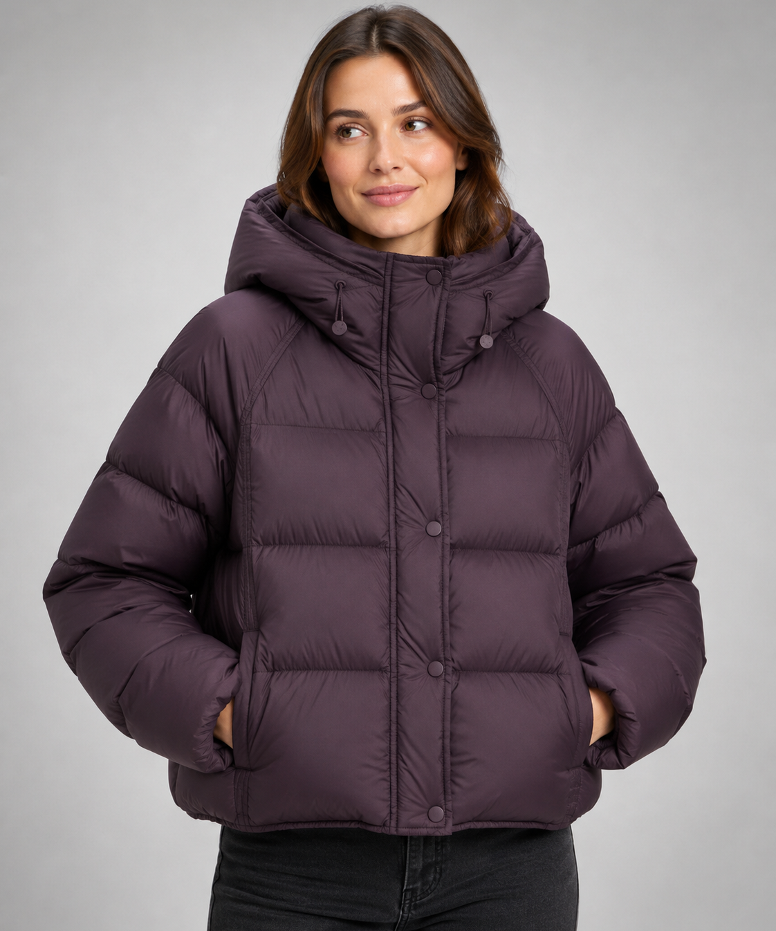 Doudoune femme en duvet – col montant, coupe courte à capuche, style hivernal