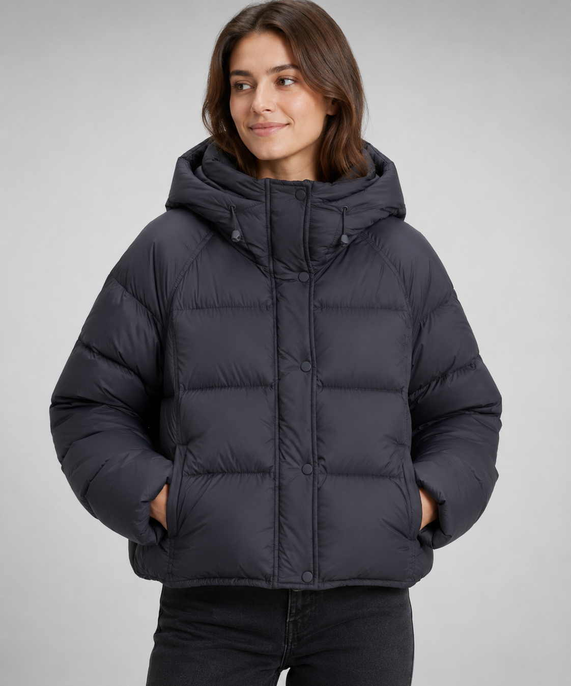 Doudoune femme en duvet – col montant, coupe courte à capuche, style hivernal