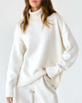 Pull femme à col roulé au style moderne et structuré