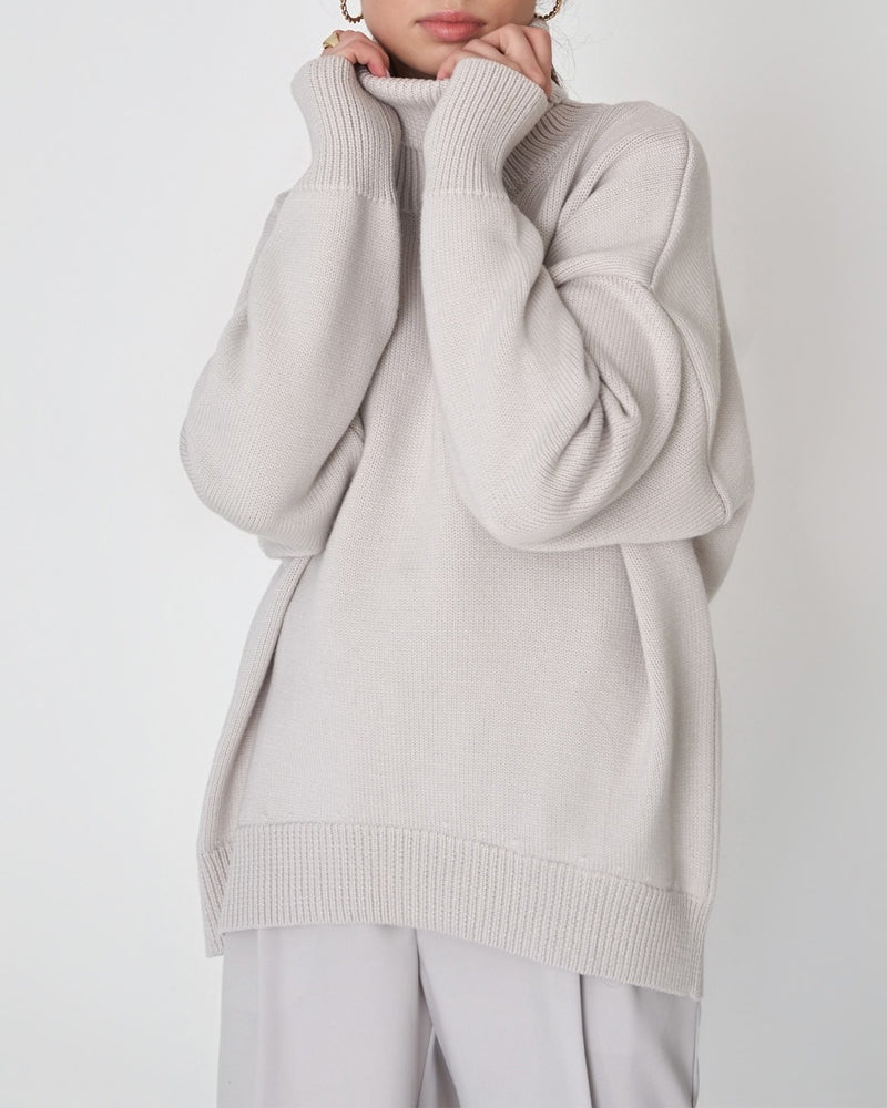 Pull femme à col roulé au style moderne et structuré