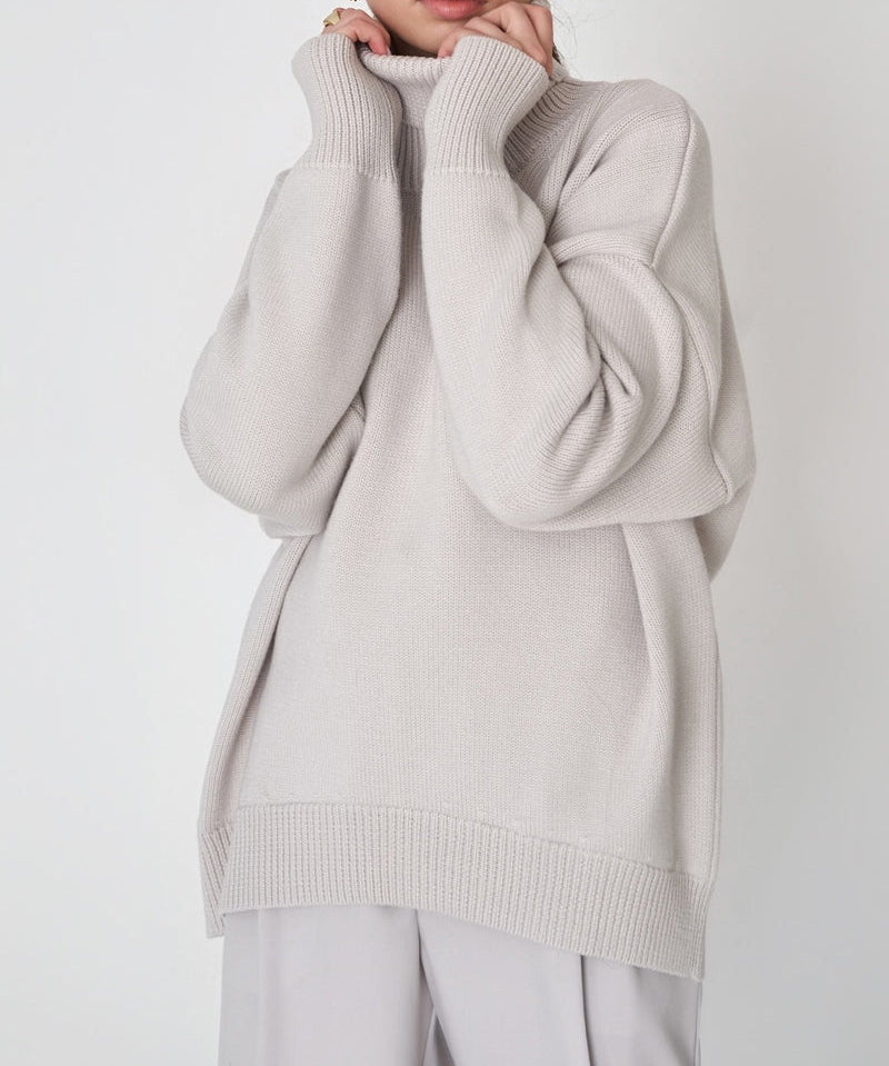 Pull femme à col roulé au style moderne et structuré