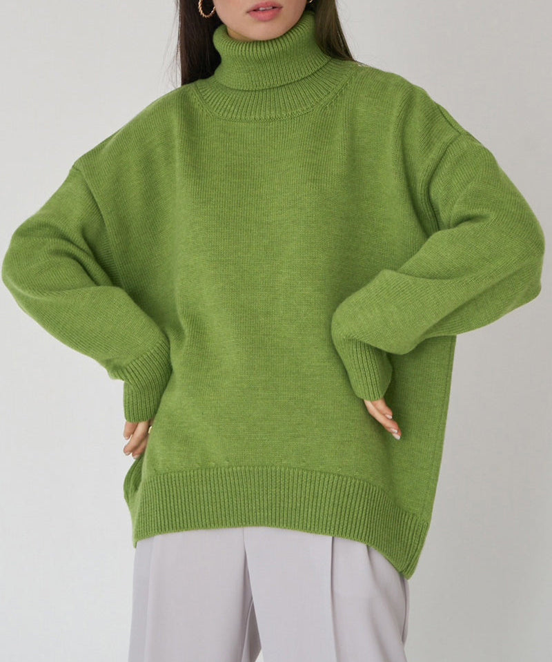 Pull femme à col roulé au style moderne et structuré