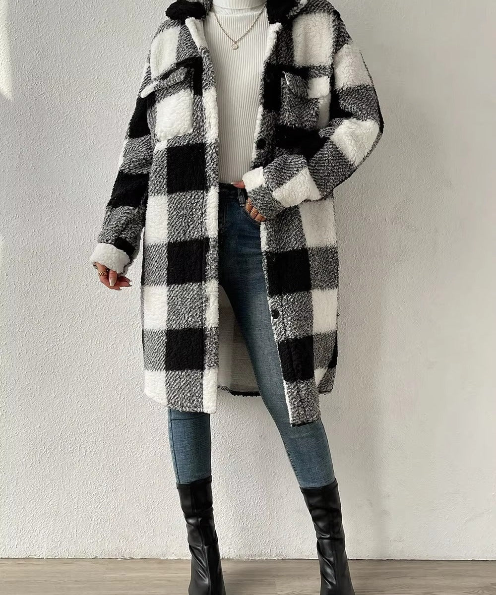 Manteau long femme en sherpa à carreaux au style moderne