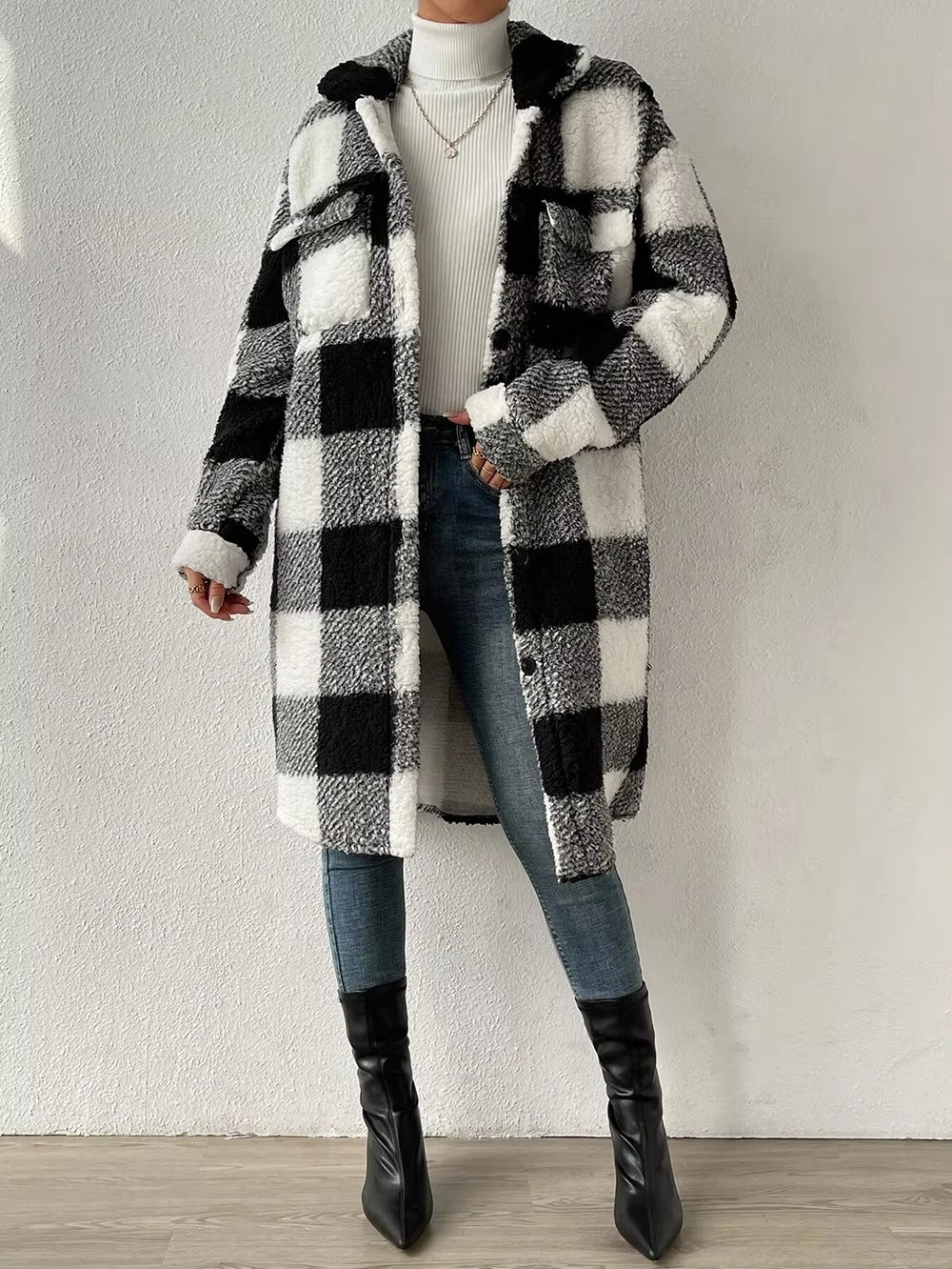 Manteau long femme en sherpa à carreaux au style moderne