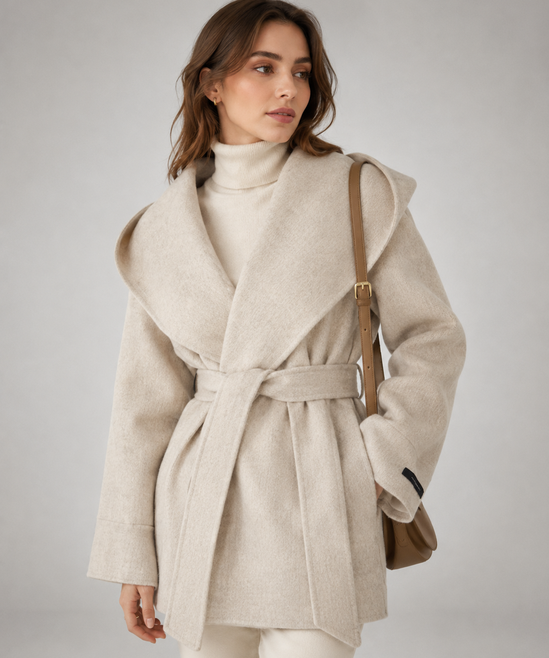 Modèle en laine à capuche – Poches, ceinture à la taille, manches longues