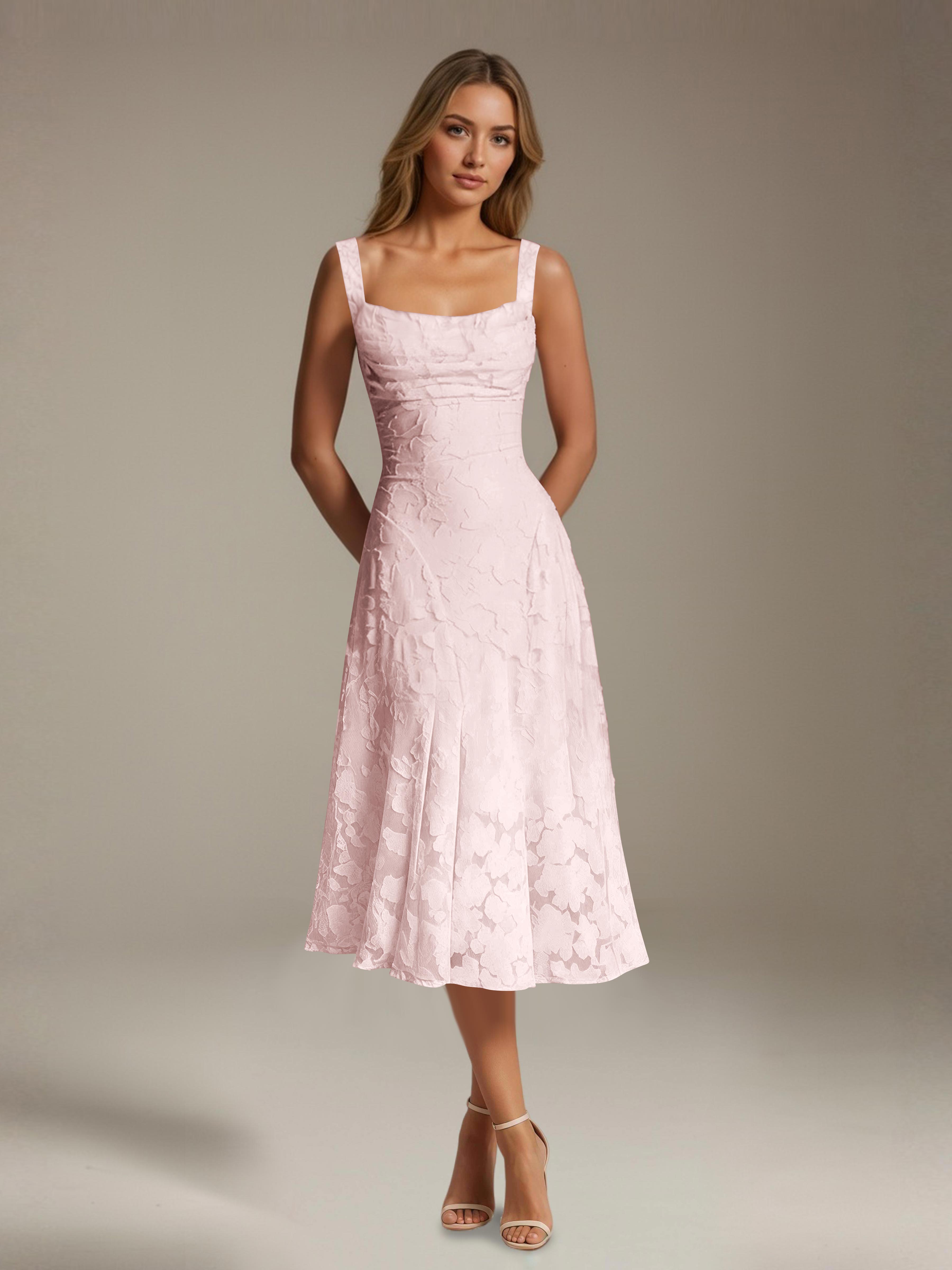Robe Longue en Dentelle Col Carré - Élégante Silhouette Raffinée