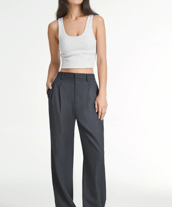 Pantalon à jambes larges et plis – élégance à chaque pas
