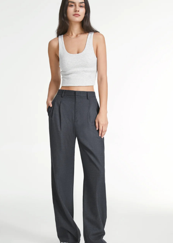 Pantalon à jambes larges et plis – élégance à chaque pas