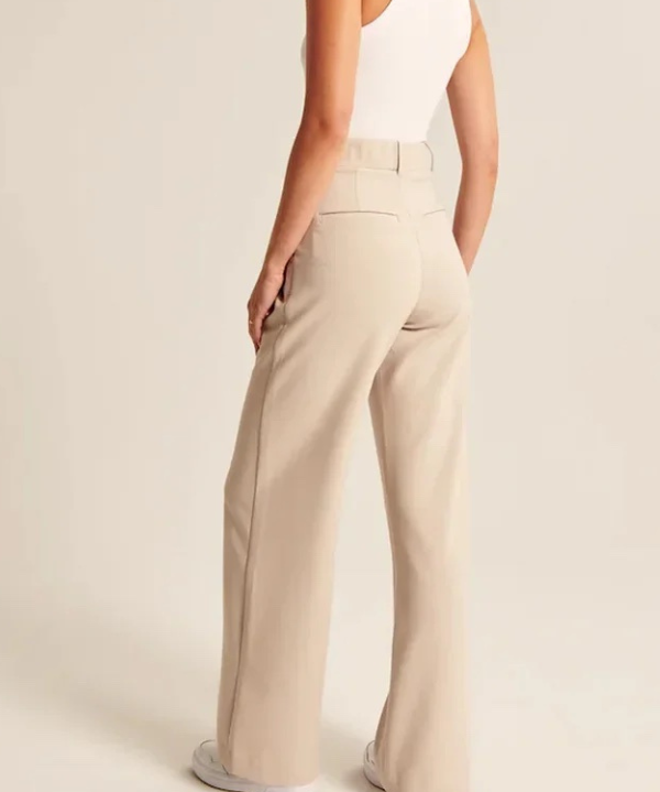 Pantalon à jambes larges et plis – élégance à chaque pas