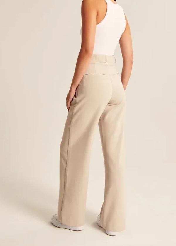 Pantalon à jambes larges et plis – élégance à chaque pas