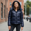 Doudoune d'hiver à capuche avec finition brillante