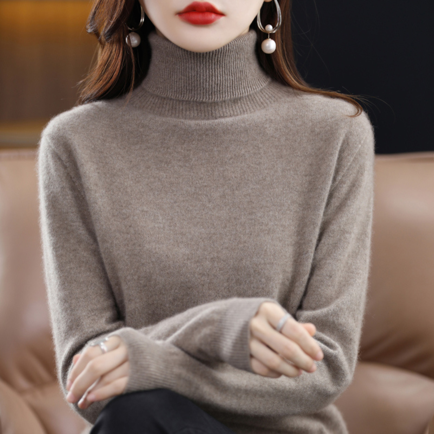 Pull Femme Noir à Col Roulé – Indispensable Minimaliste