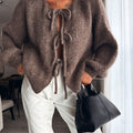 Cardigan tricoté brun avec nœud décoratif