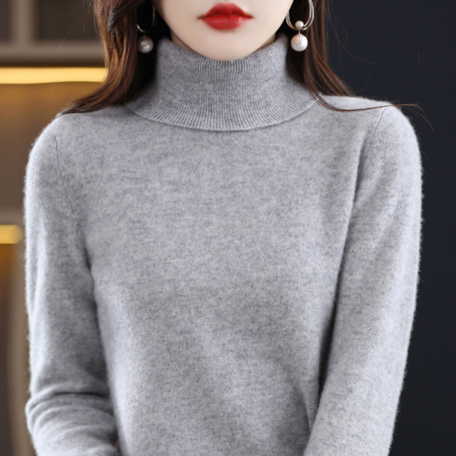 Pull Femme Noir à Col Roulé – Indispensable Minimaliste