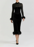 Robe midi ajustée avec accents de plumes élégants