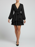 Robe à encolure V et manches lanterne élégantes