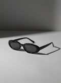 Lunettes de Soleil Ovales à Monture Fine - Accessoire Élégant Minimaliste