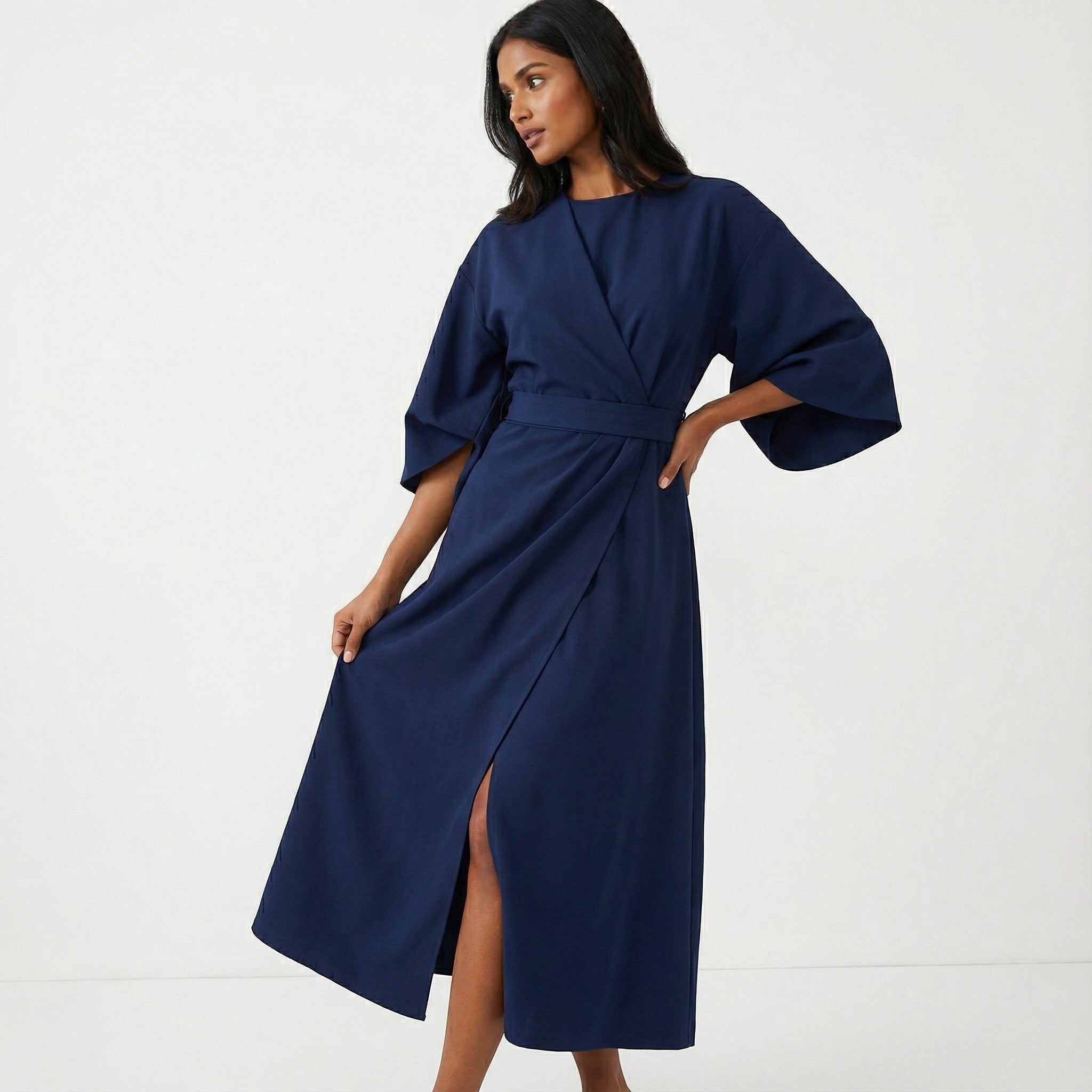 Robe Élégante Femme à Taille Cintrée et Silhouette Fluide