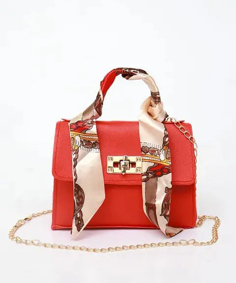 Sac à main élégant en cuir brun avec détail foulard