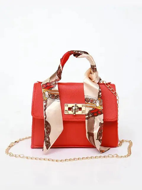 Sac à main élégant en cuir brun avec détail foulard