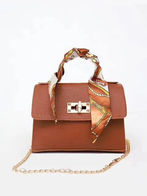 Sac à main élégant en cuir brun avec détail foulard