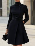 Robe A-Line Asymétrique Ceinturée – Élégance Moderne