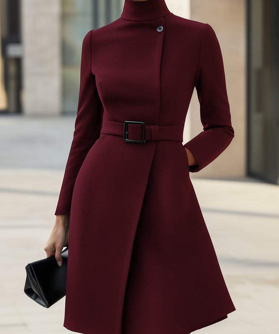 Robe A-Line Asymétrique Ceinturée – Élégance Moderne