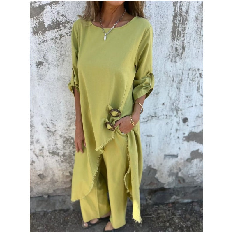 Ensemble deux pièces pour femmes avec une robe asymétrique et un pantalon décontracté