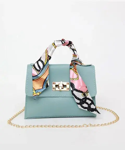 Sac à main élégant en cuir brun avec détail foulard