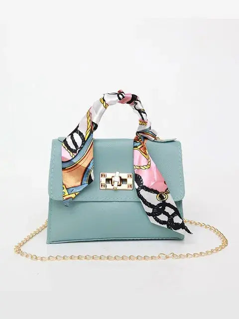 Sac à main élégant en cuir brun avec détail foulard